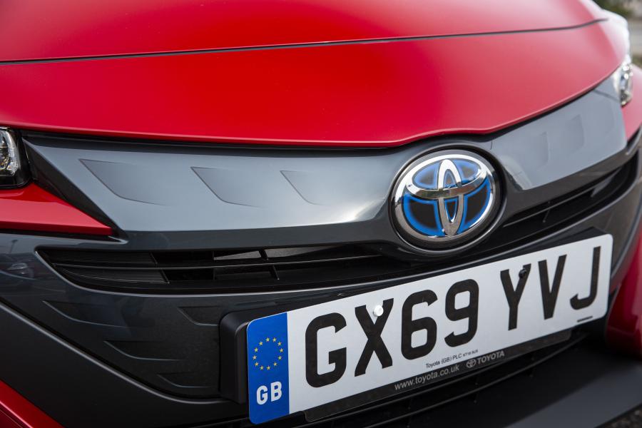 Детали экстерьера Toyota Prius Plug-in Hybrid Business Edition+ 2019 года  (UK) (фото 3 из 30)